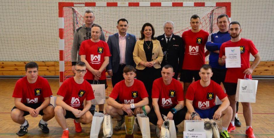 Drużyna OSP Węgrów z władzami miasta i powiatu. - fot. Powiat Węgrowski