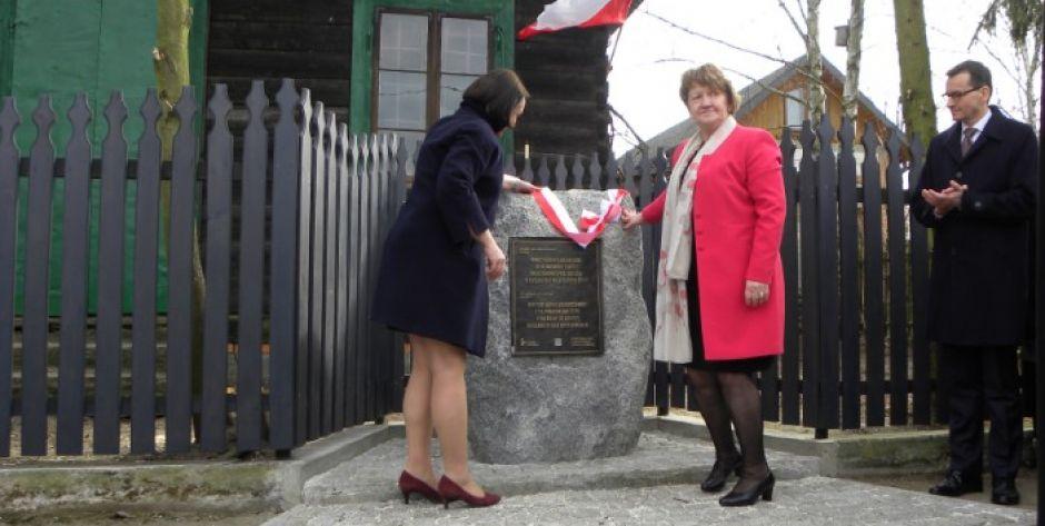 Pomnik odsłaniają: wiceminister Magdalena Gawin i Grażyna Olton. Przy odsłonieciu asystuje premier Mateusz Morawiecki.  fot. sej