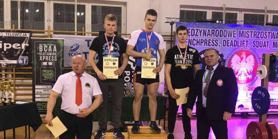Artur Kozłowski na najwyższym podium - fot. Kuźnia