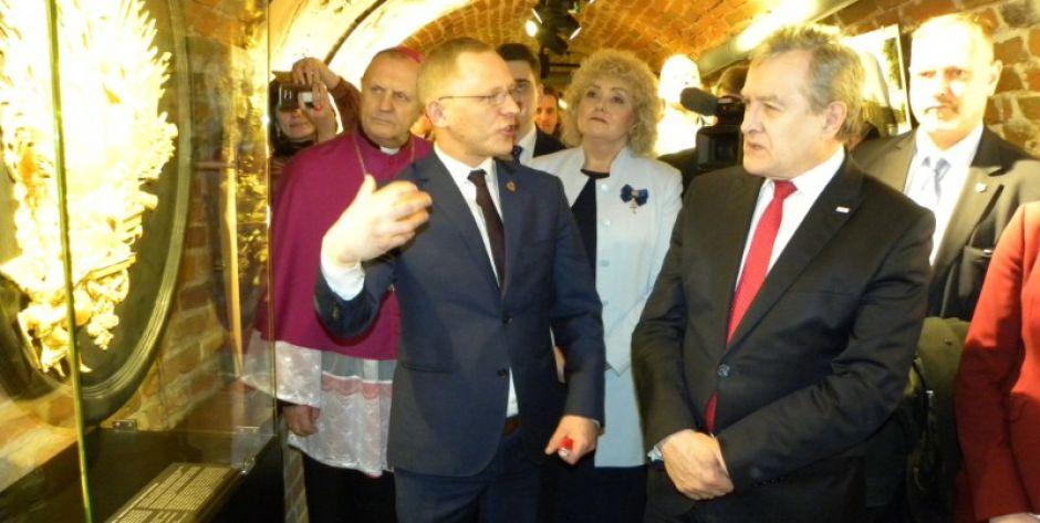 Wicepremier Piotr Gliński podczas zwiedzania ekspozycji muzealnej, po której oprowadzał kustosz klasztoru dr Marek Sobisz.  fot. sej