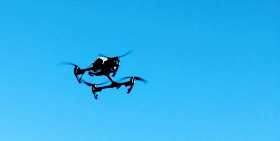 Dron na niebie