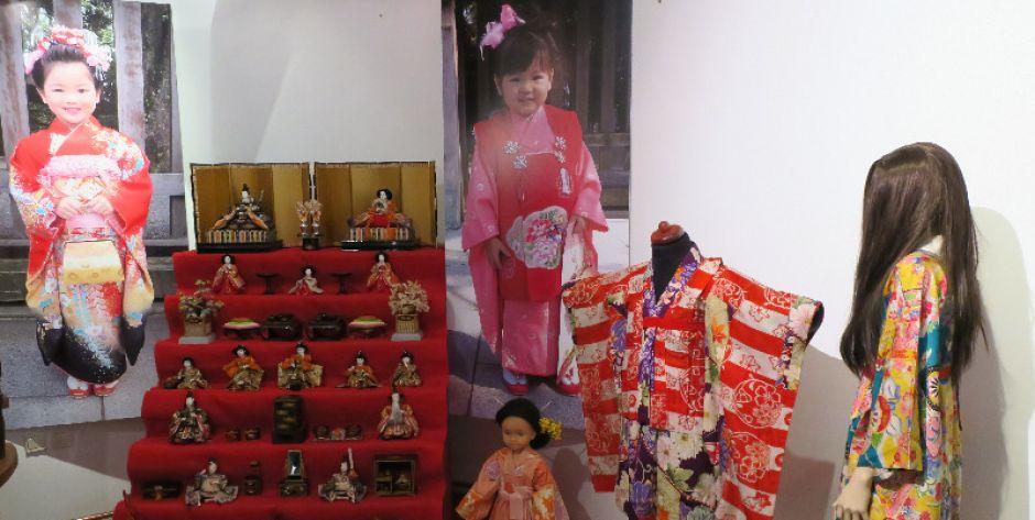 fOłtarzyk ustawiany 3 marca na Święto Lalek (Hinamatsuri) będące świętem dziewczynek, Japonia, ze zbiorów Muzeum Archeologii i Etnografii w Łodzi - fot. fot. arch. muzeum