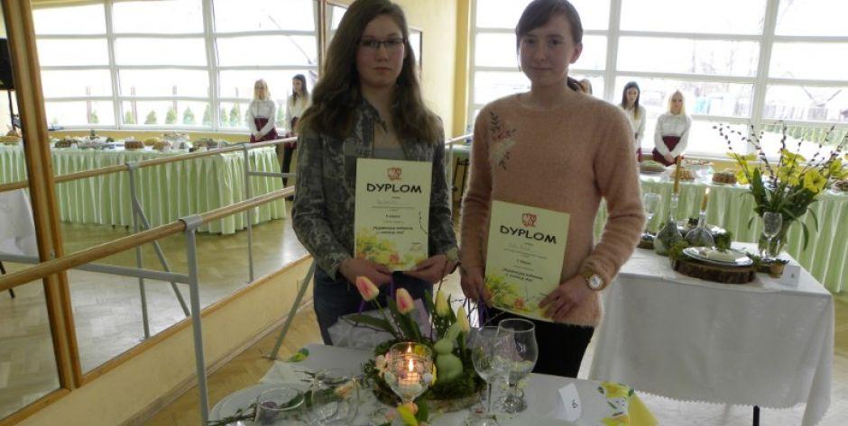 Zwyciężczynie konkursy Olga Szumińska i Emilia Matusik przy udekorowanym przez siebie stole wielkanocnym.  fot. sej