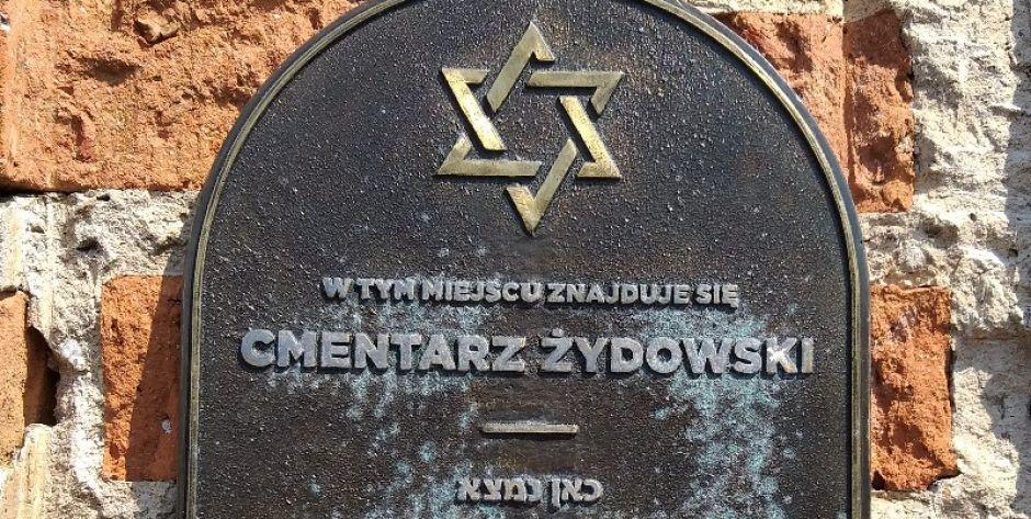 Tablica w kształcie macewy, fot. Ana