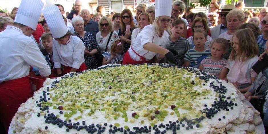 W zeszłym roku pracownicy hotelu „Sulbin” przygotowali największy tort bezowy, który ważył 231 kg! (fot. KW)