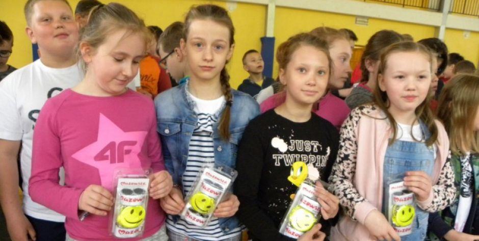 Uczniowie Szkoły Podstwawowej w Miedznie otrzymali zestaw odblasków.  fot. sej