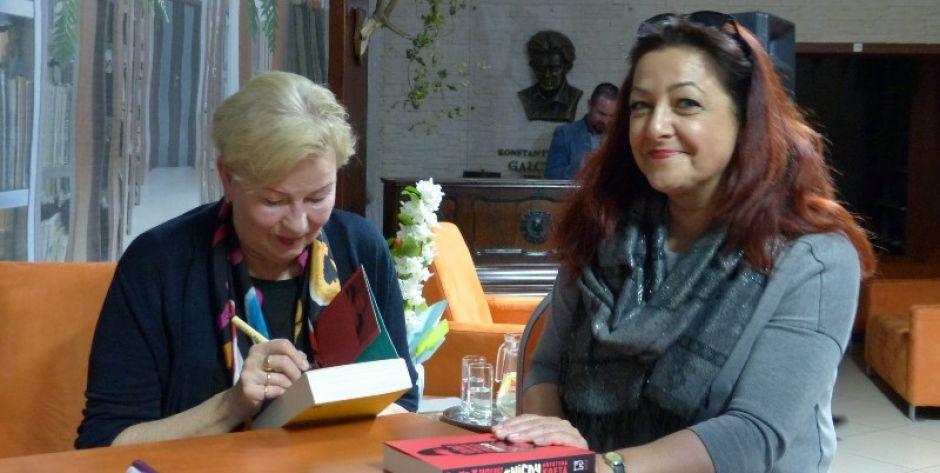 Krystyna Kofta po spotkaniu podpisywał swoje książki, fot. Ana