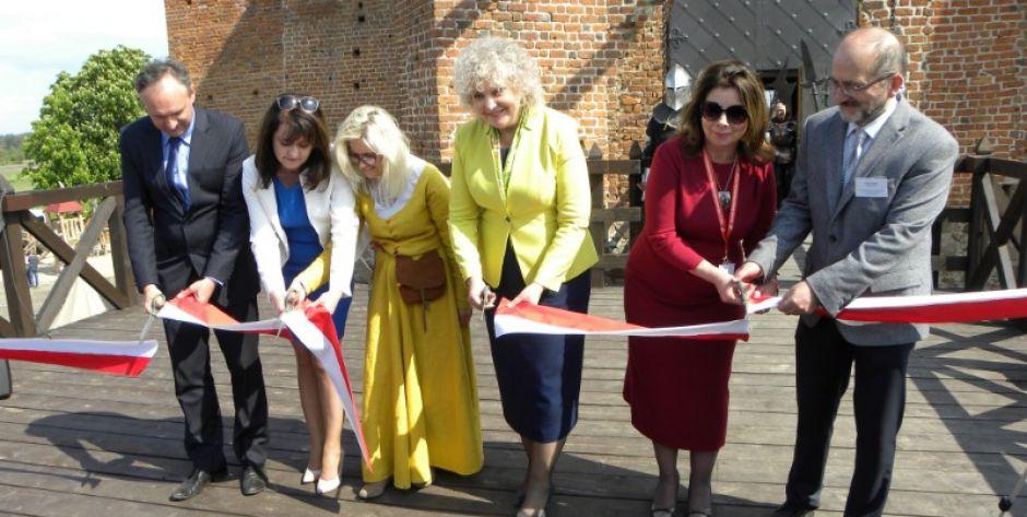 Wstęgę przecięli (od lewej): Bogusław Szymański, Janina Ewa Orzełowska, Karolina Szczepanik, Maria Koc, Ewa Besztak i Roman Postek.  fot. sej