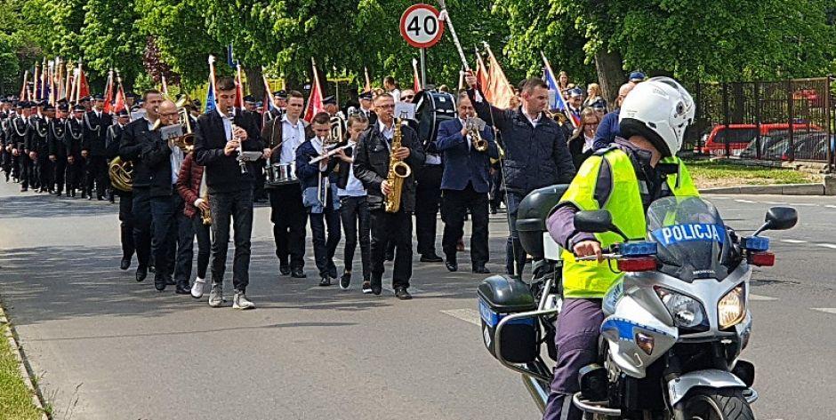 Przemarsz strażackich pododdziałów przez miasto zabezpieczała policja. Fot. PGL