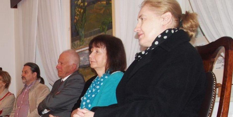 Andrzej Matuszewicz (drugi od lewej, w towarzystwie m.in. Michała Godlewskiego i Moniki Mikołajczuk) w Muzeum Ziemiaństwa w Dąbrowie, w 2017 r., na wernisażu wystawy Haliny Budziszewskiej, fot. Ana 