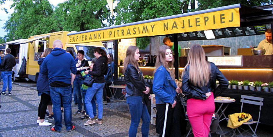 Na „Zlocie FoodTracków” w Łukowie nie tylko zapiekanki można skonsumować. Fot. PGL