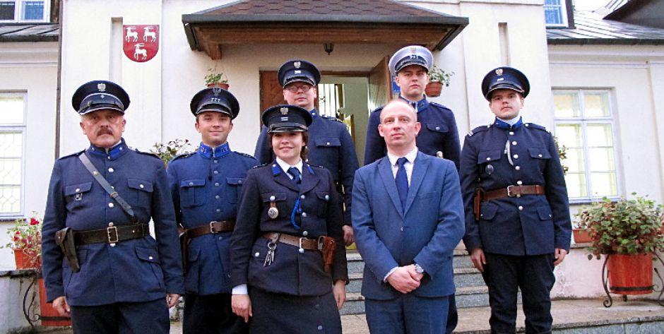 Dyrektor Muzeum Regionalnego w Łukowie, Mariusz Burdach w otoczeniu członków policyjnej Grupy Rekonstrukcji Historycznej z Radomia. Fot. PGL