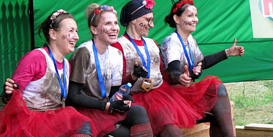 Grupa „Bociany”, która otrzymała wyróżnienie za najefektywniejsze stroje, po biegu wyglądała na wyjątkowo szczęśliwą. Fot. PGL