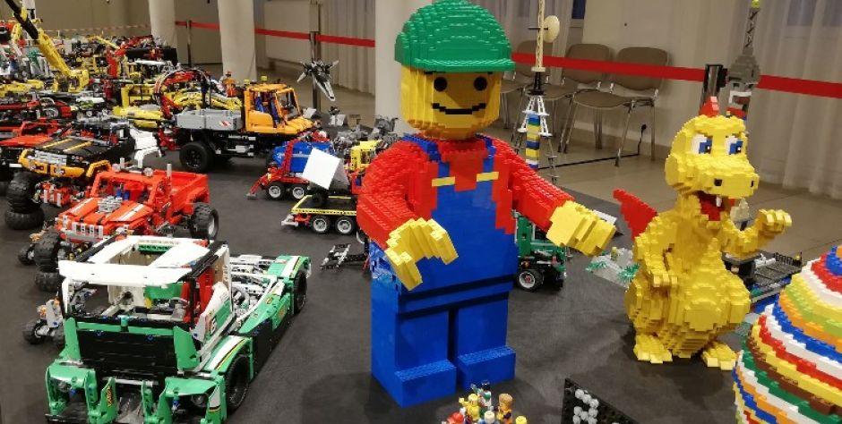 Pojazdy, samoloty, budowle, ludziki i zwierzęta - w Galerii DOM Sokołowskiego Ośrodka Kultury powstał minilegoland. Fot. Katarzyna Hardej - fot. fot. Katarzyna Hardej i Paweł Kryszczuk