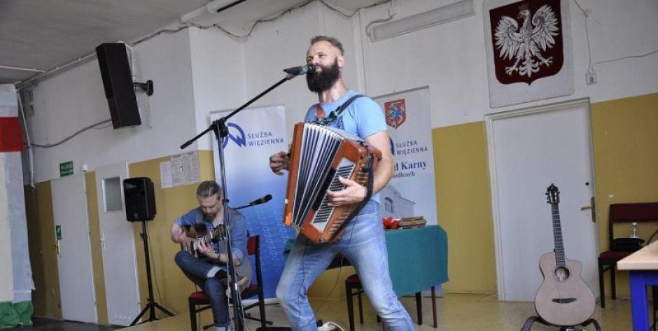 Witek Muzyk Ulicy podczas koncertu w Zakładzie Karnym w Siedlcach, fot. kpt. Edyta Starostka - fot. kpt. Edyta Starostka