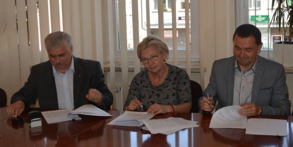 Podpisanie umów. fot. Starostwo Powiatowe w Siedlcach - fot. d