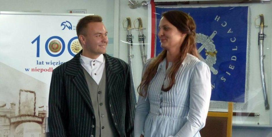 Łukasz Wawryniuk jako Cezary Baryka i Luiza Domańska jako Karolina Szarłatowiczówna na Narodowym Czytaniu 