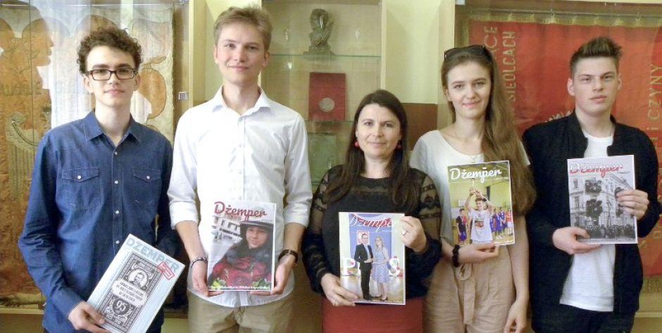 Redaktor naczelna Anna Matejko (w środku) z dziennikarzami