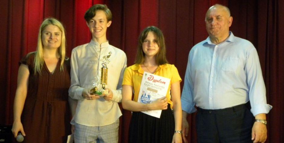 Laureaci pierwszej nagrody w dziedzinie muzyki Kacper Jastrzębski i Patrycja Niedziółka (oboje z I LO w Siedlcach) z dyrektor GOK Izabelą Kuniewicz i wójtem gminy Siedlece Henrykiem Brodowskim.   fot. sej