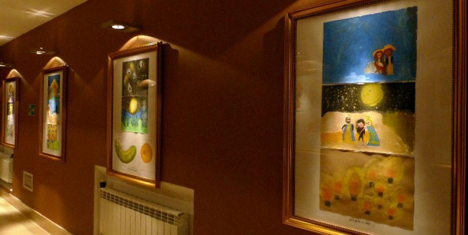 Te prace wiszą w holu, prowadzącym do Sali Teatralnej CKiS w Siedlcach, fot. Ana