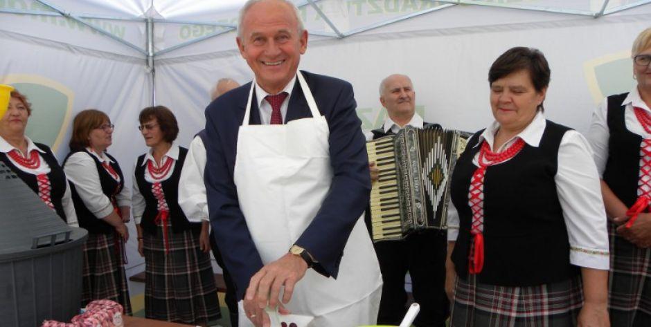 Minister Krzysztof Tchórzewski dryluje wiśnie na przyszłoroczną wiśniówkę.  fot. sej