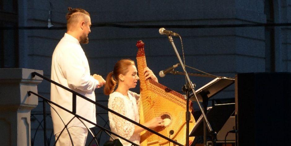 Aleksander i Natalia Jurkowscy na tarasie Miejskiego Domu Kultury w Mińsku Mazowieckim, fot. Ana