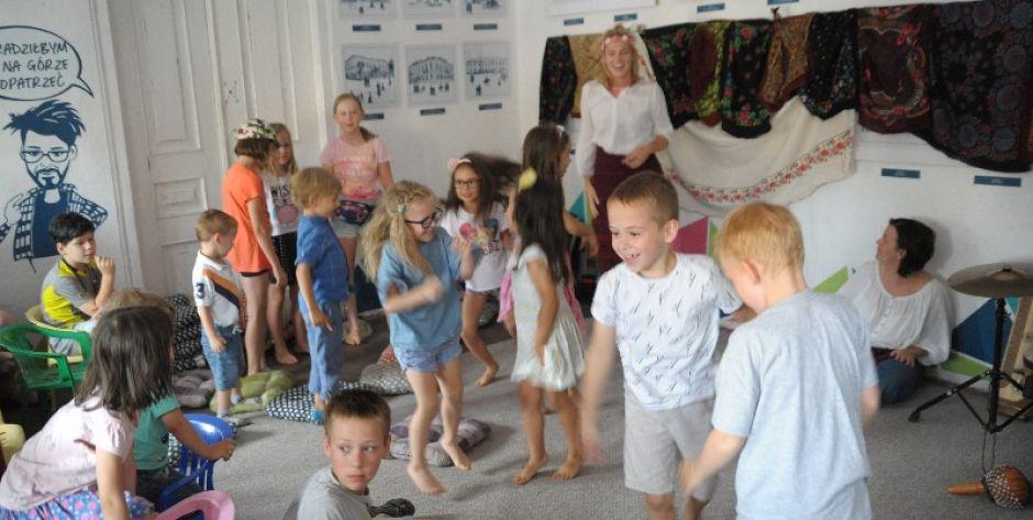 Po opowieściach przyszedł czas na zabawę i tańce, fot. Ana