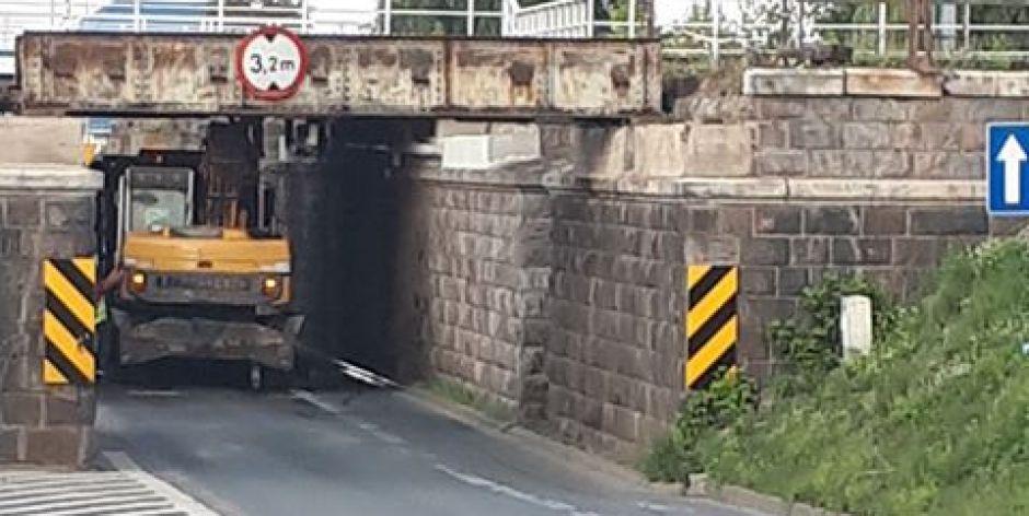 koparka pod wiaduktem - fot. internauta