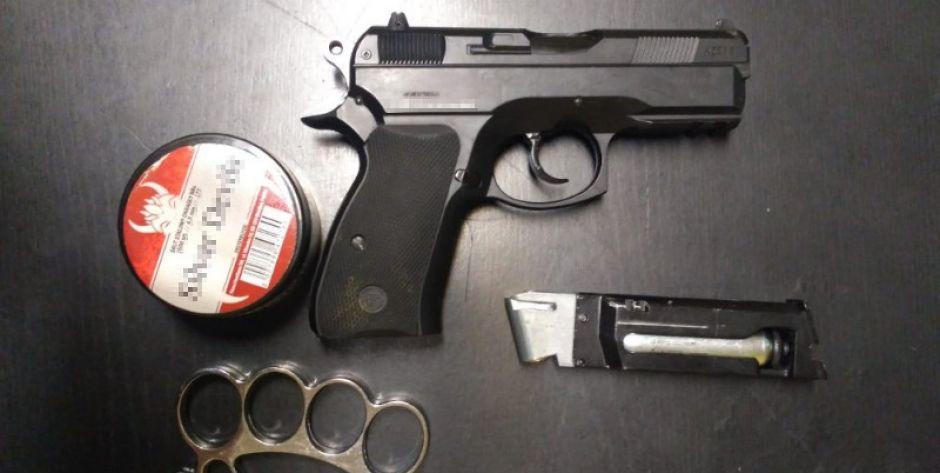 Wiatrówka, śrut oraz kastet zabezpieczony przez policjantów - fot. kpp mińsk