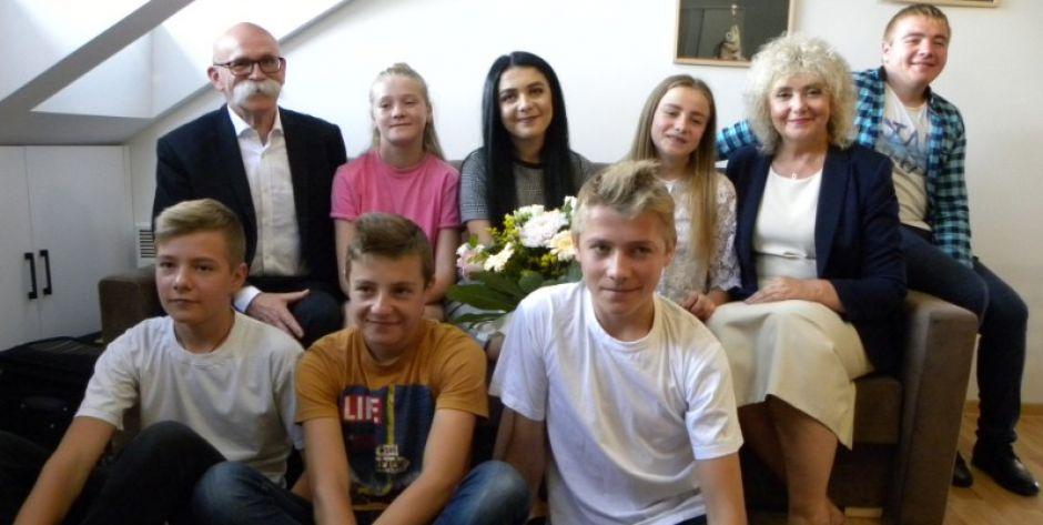 Rodzina Jacyniak z prezesem Arche Władysławm Grochowskim i wicemarszałek Marią Koc.  fot. sej