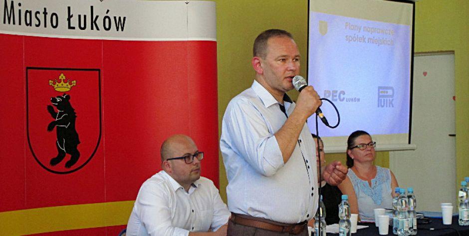 Piotr Płudowski, burmistrz Łukowa, chętnie o sprawach miasta rozmawia z łukowianami oko w oko. Fot. PGL
