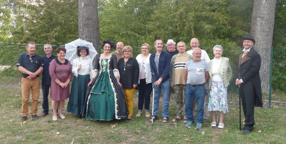 Wspólna pamiątkowa fotografia organizatorów i uczestników Narodowego Czytania w noclegowni, fot. Ana