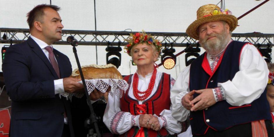 Burmistrz Paweł Marchela z chlebem, który otrzymał od starostów święta - Wandy Gajewskiej i Sławomira Ługowskiego.  fot. sej 