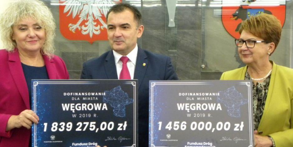 Burmistrz Węgrowa Paweł Marchela z promesami i paniami parlametarzystkami.  fot. sej
