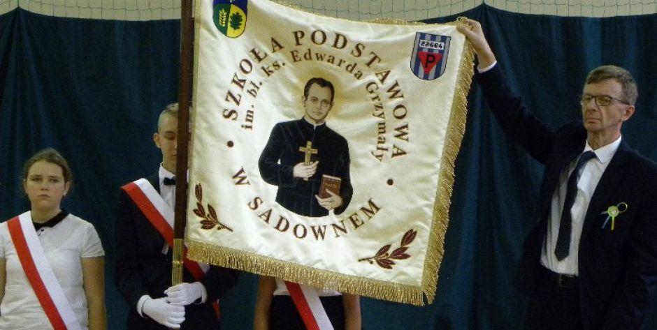 Prezentacja nowego sztandaru Szkoły Podstawowej w Sadownem.  fot. sej