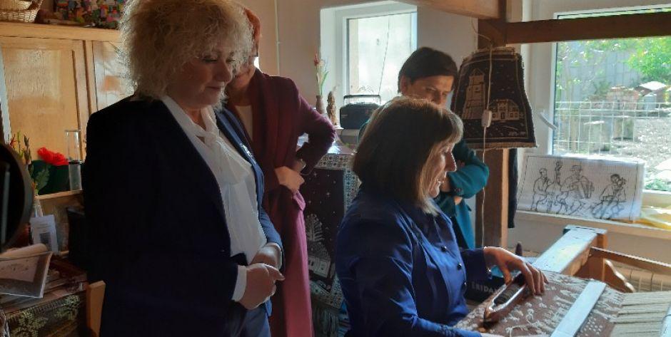 Przy krosnach od lewej: Maria Koc, Elżbieta Rafalska, Małgorzata Pepłowska i Beata Szydło. fot. sej