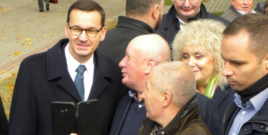 Premier Mateusz Morawiecki podczas krotkiwego spotkania z mieszkańcami Wierzbna.  fot. sej