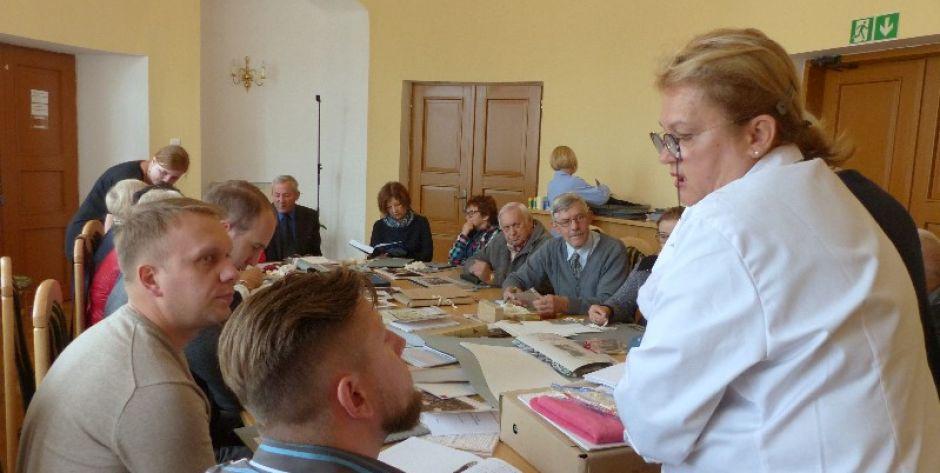 Warsztaty cieszyły się zainteresowaniem osób, które interesują się genealogią i starymi dokumentami, fot. Ana