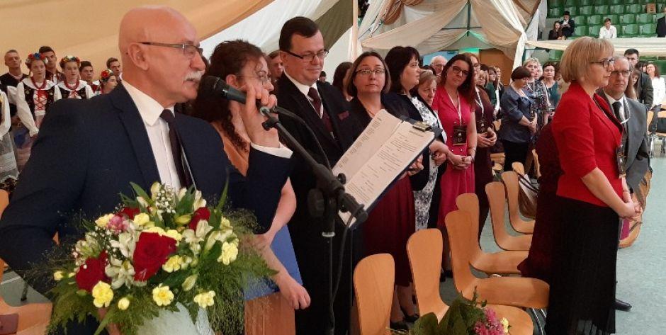 Dyrektor Andrzej Suchenek (z kwiatami) z częścią grona pedagogicznego.   fot. sej