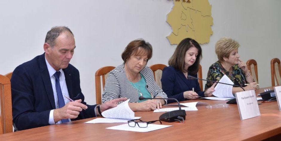 Umowy podpisano w sokołowskim starostwie, fot. powiat-sokolowski.pl - fot. powiat-sokolowski.pl