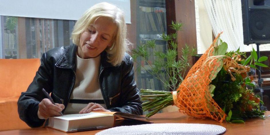 Anna Lisiecka podpisuje książkę, fot. Ana