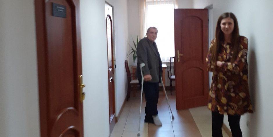 Wójt Kazimierz Hawryluk w urzędzie gminy oraz Marzena Gromysz z biura rady. Fot. przysłane przez czytelnika - fot. njh