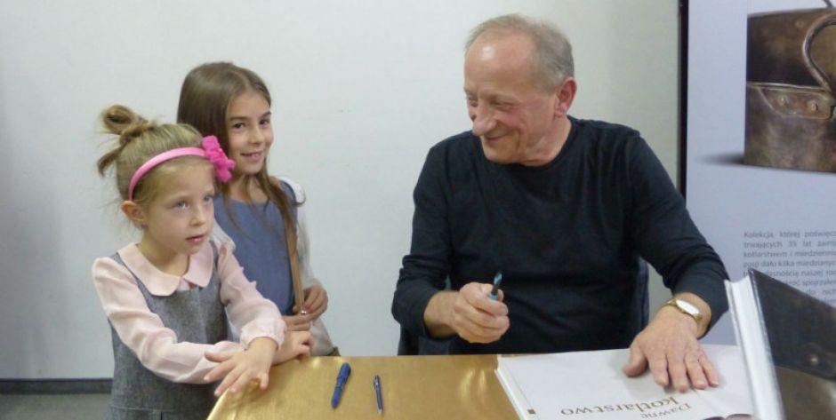 Bernard Nowakowski z wnuczkami, fot. Ana