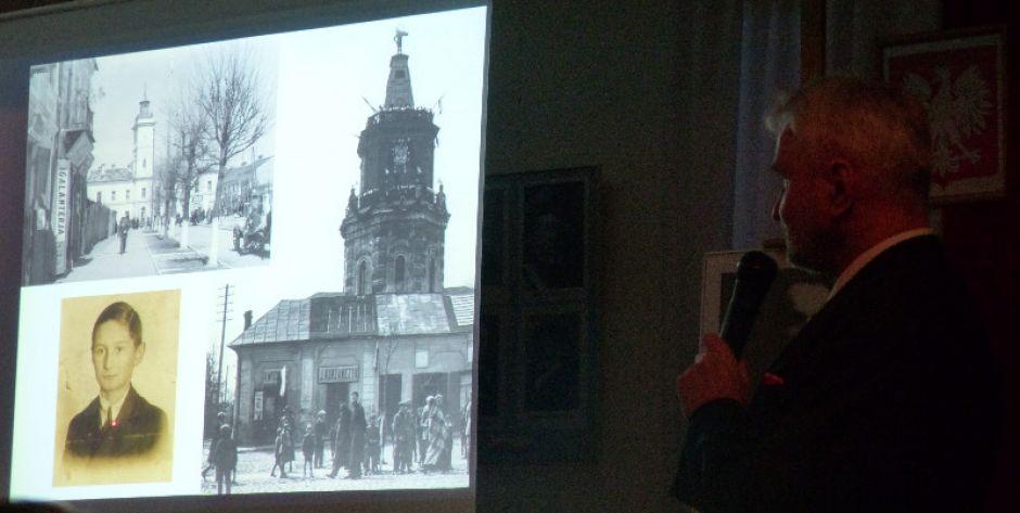 Sławomir Kordaczuk i przygotowana przez niego prezentacja multimedialna, fot. Ana