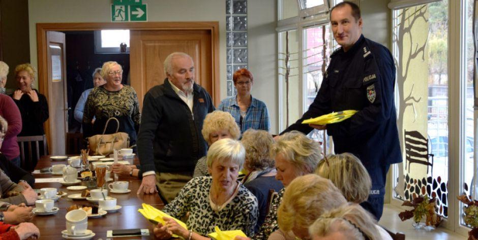 seniorzy otrzymali kamizelki odblaskowe - fot. kpp mińsk