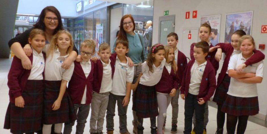 Uczniowie i nauczycielki Niepublicznej Szkoły Podstawowej 