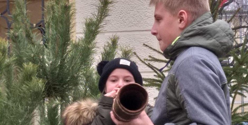 Mijają chłopcy i dziewczynki, fot. Ana