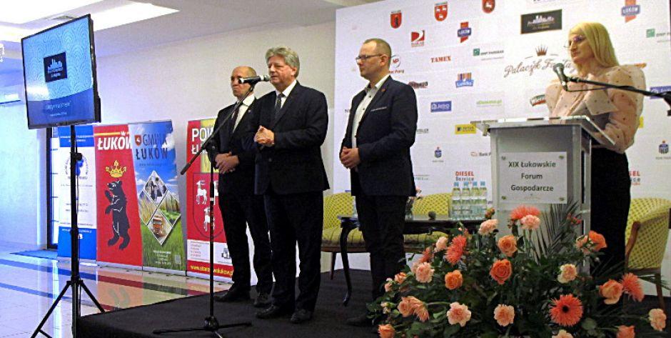 XIX Łukowskie Forum Gospodarcze dla Regionu otwiera wicestarosta łukoiwski w towarzystwie wójta gminy Łuków (z lewej) i burmistrza Łukowa (z prawej). Fot. PGL