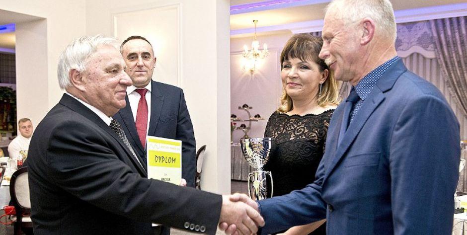 Jan Gołębiewski (przezes PPHU GazDa w Siedlcach) i Mirosław Krusiewicz (dyrektor Departamentu Edukacji Publicznej i Sportu Urzędu Marszałkowskiego Województwa Mazowieckiego) wręczają trofea Marii i Grzegorzowi Staręgom. fot. Aga Król