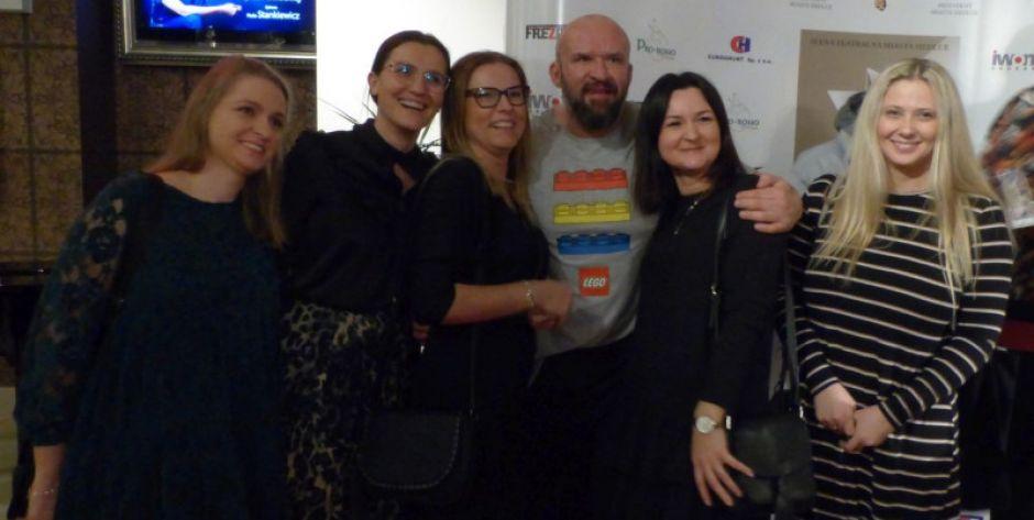 Tomasz Oświeciński w otoczeniu pań, fot. Ana